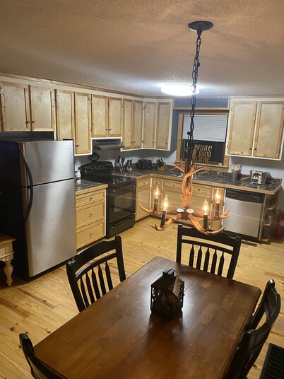 Cabin in Country close to Lake w Hot Tub.