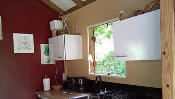 Réfrigérateur, four, plaque de cuisson, cafetiÚre/bouilloire