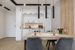 Mikrowelle, Geschirrspüler, Wasserkocher mit Kaffee-/Teezubehör