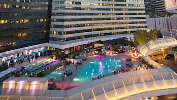 Een zwembad op het dak