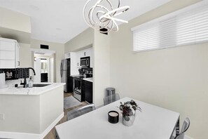 Dining - The Layover * A Modern living near LV Strip (Las Vegas)