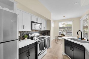 Fridge, microwave, oven, stovetop - The Layover * A Modern living near LV Strip (Las Vegas)