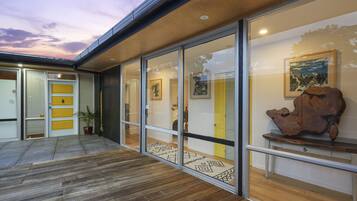 Vista frontal de la propiedad