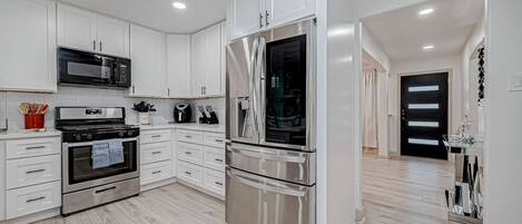 Kühlschrank, Mikrowelle, Ofen, Herdplatte