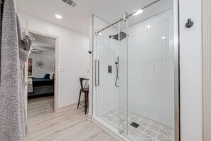 Hair dryer - Posh Houston/IAH Escape: Parking|7 Beds|Sleeps 14| (Humble)