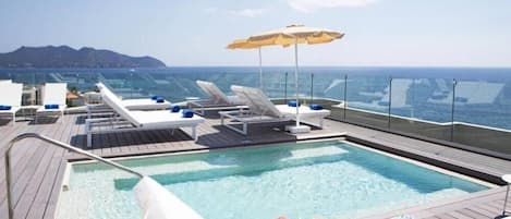 Inomhuspool och utomhuspool