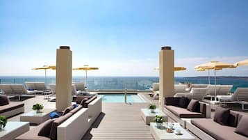 Piscina coberta i piscina a l'aire lliure