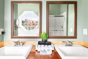 Een douche, een haardroger, handdoeken, zeep