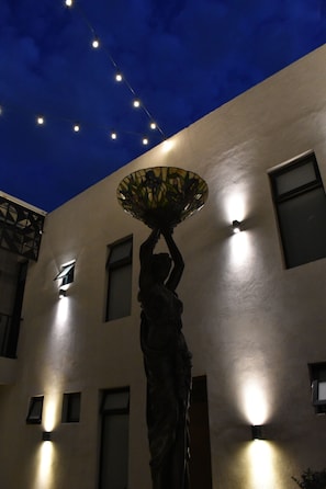 32-inch Smart TV with cable channels - Hotel Casa 20 (León)