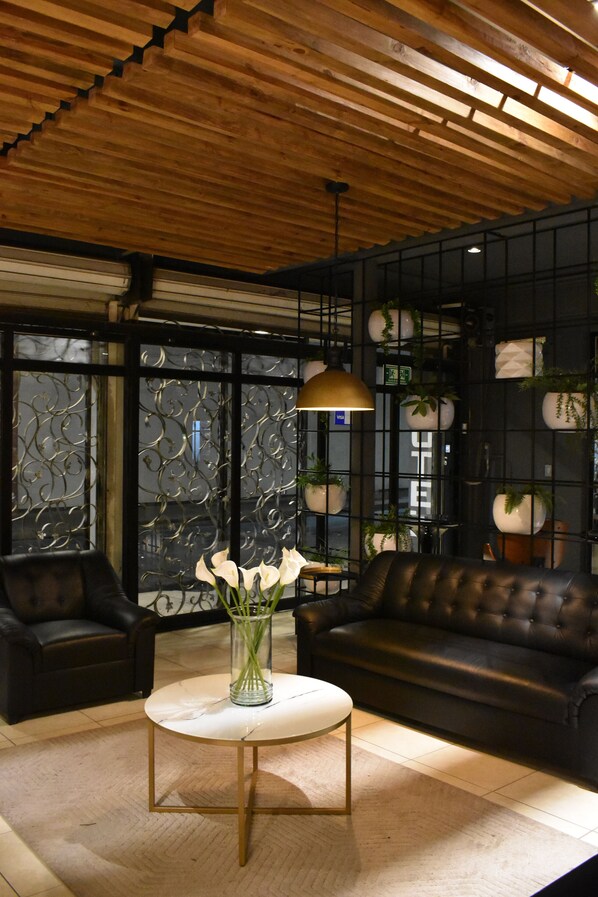 32-inch Smart TV with cable channels - Hotel Casa 20 (León)