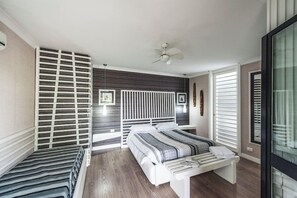 A bedroom with a bed, bedside tables, a ceiling fan, and a window with blinds. - Futura Club Emmanuele (Manfredonia)