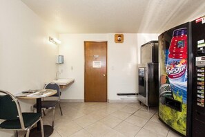 Interior - Super 8 by Wyndham Vancouver East (Vancouver)