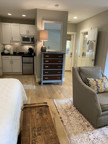 Luxury King Studio · In-Town Highlands · Mountain View · Fireplace · Fiber WiFi 