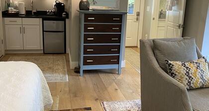 Luxury King Studio · In-Town Highlands · Mountain View · Fireplace · Fiber WiFi