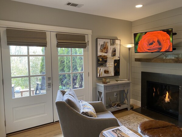 Smart TV, fireplace