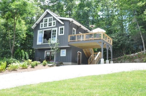 Luxury King Studio · In-Town Highlands · Mountain View · Fireplace · Fiber WiFi 