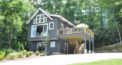 Luxury King Studio · In-Town Highlands · Mountain View · Fireplace · Fiber WiFi