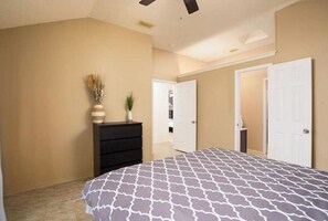 3 habitaciones, escritorio y tabla de planchar con plancha 