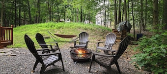 Lake Steps Away! Hot Tub, Kayaks, King Bed near Hiking, Waterparks, Casino &More