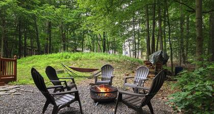 Lake Steps Away! Hot Tub, Kayaks, King Bed near Hiking, Waterparks, Casino &More