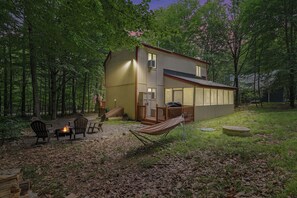 Outdoor dining - Lake Steps Away! Hot Tub, Kayaks, King Bed near Hiking, Waterparks, Casino &More (Pocono Lake)