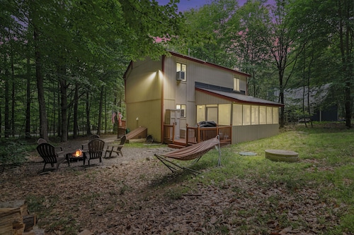 Lake Steps Away! Hot Tub, Kayaks, King Bed near Hiking, Waterparks, Casino &More