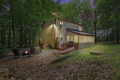 Lake Steps Away! Hot Tub, Kayaks, King Bed near Hiking, Waterparks, Casino &More