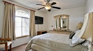 6 habitaciones, escritorio, tabla de planchar con plancha y wifi gratis 