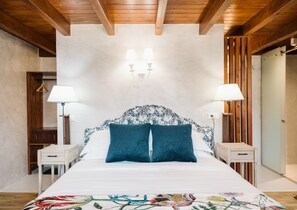 Suite Luxe, baignoire, vue jardin | Literie de qualité supérieure, matelas mémoire de forme