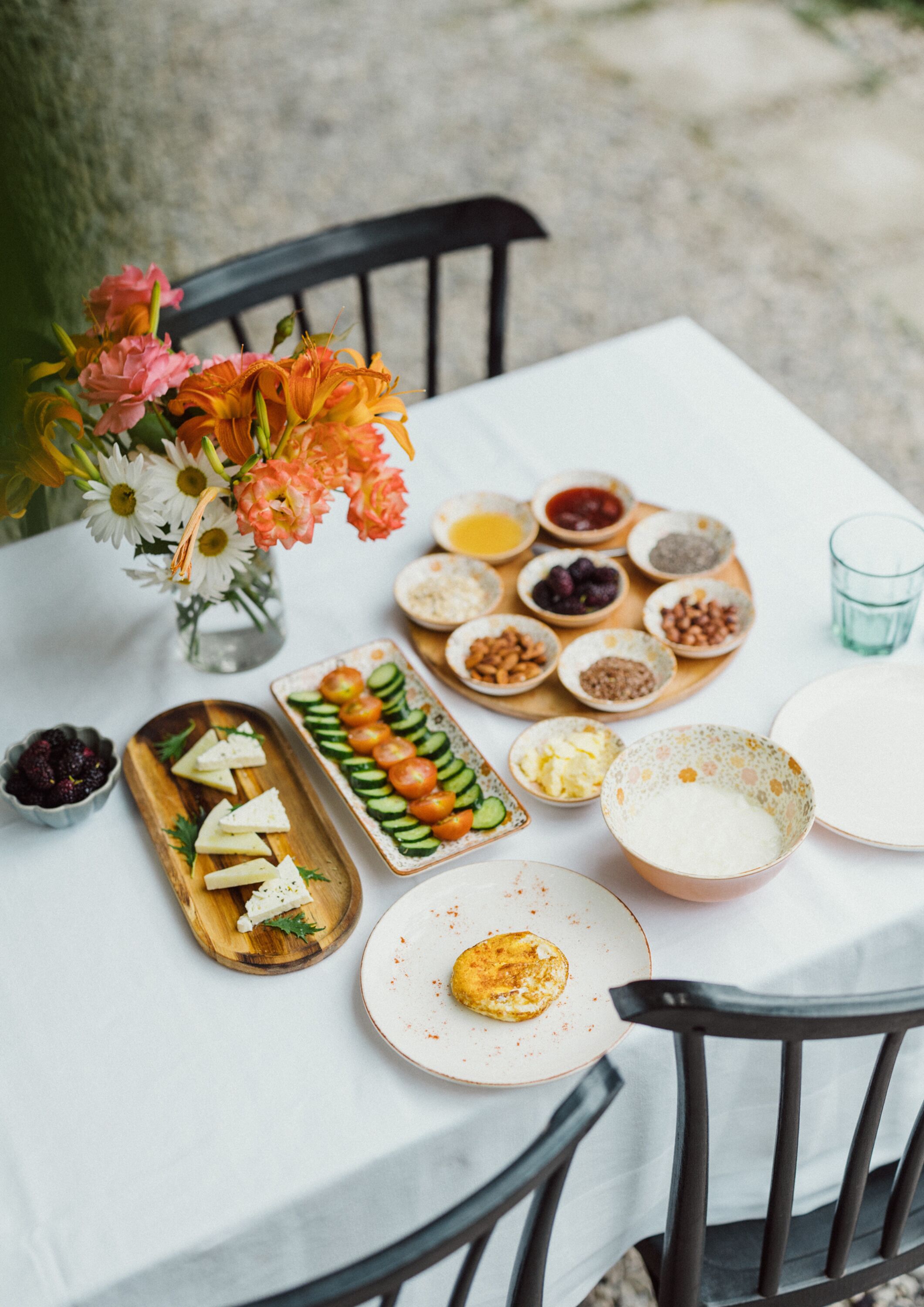 Una mesa dispuesta con diversos alimentos y un jarrón de flores.