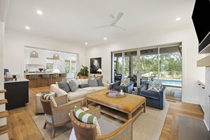 TV, fireplace - Exclusive Ocean Park Location on Kiawah! Private Pool and Hot Tub! (Kiawah Island)