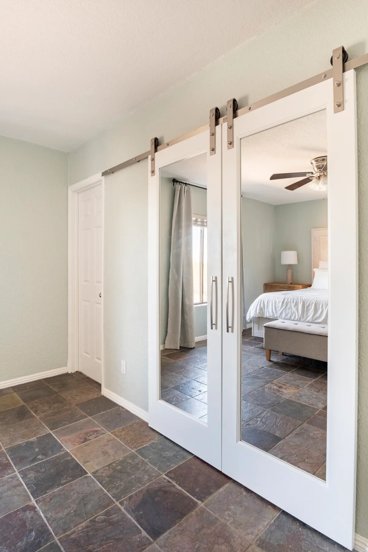 5 soveværelser, skrivebord, strygejern/strygebræt, weekendseng