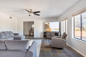 TV connectée, cheminée, table de tennis de table, écrans d'ordinateur