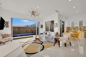 Smart TV, fireplace - Oasis Villa, Beautiful Mountain Views (Palm Springs)