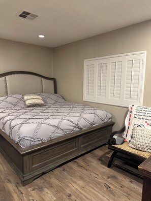 2 室のベッドルーム、アイロン / アイロン台、WiFi (無料)、ベッドシーツ