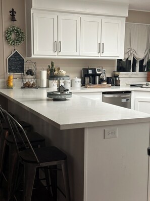 Fridge, microwave, oven, stovetop - 2000 sq feet beautiful farm house home (Upland)