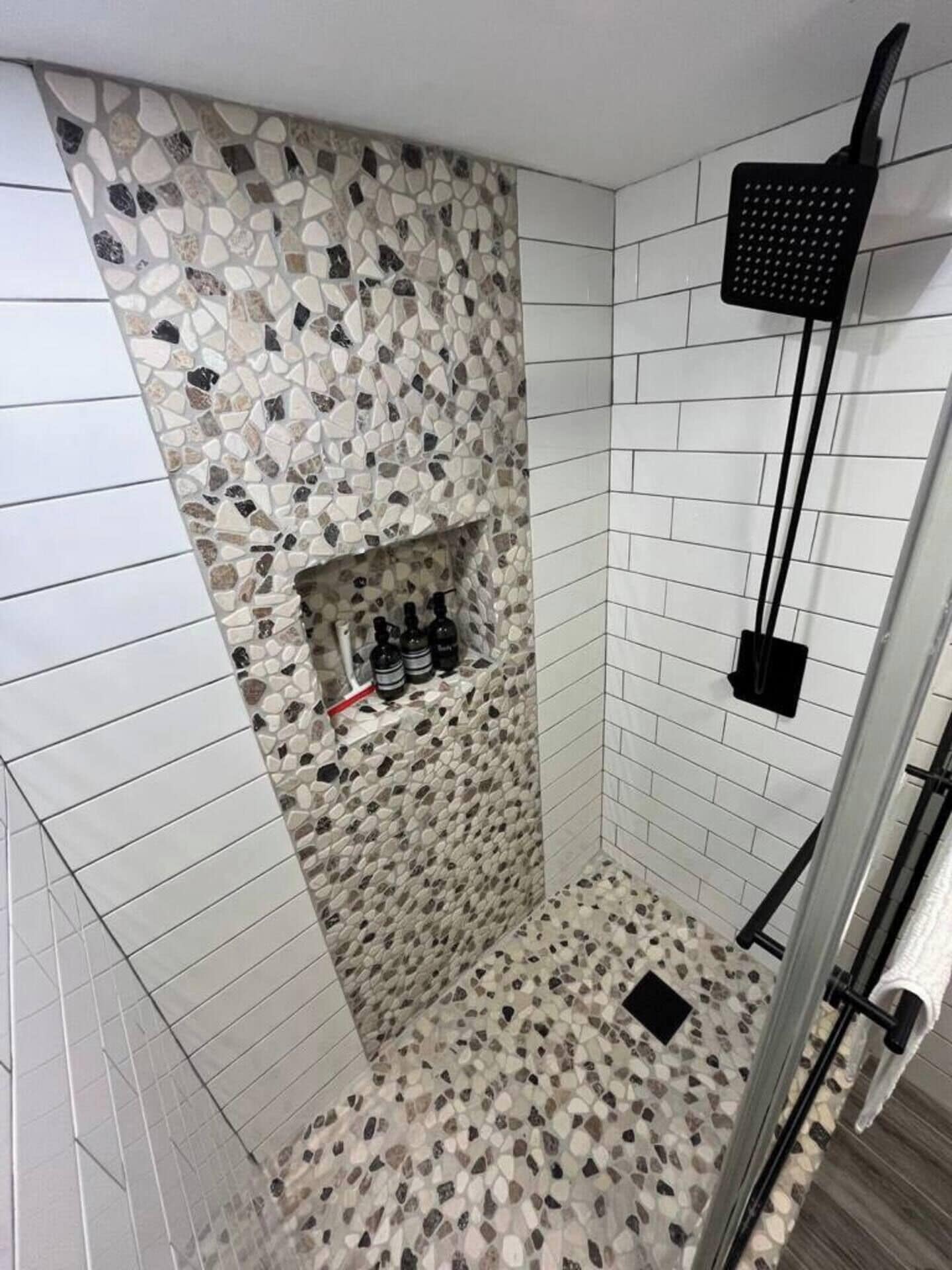 Haartrockner, Handtücher, Seife, Toilettenpapier