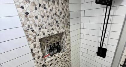Remodeled 1BR Apartment w/ Queen Bed & Private Parking