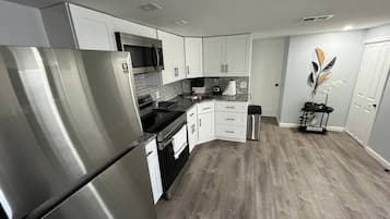 Geladeira, micro-ondas, fogão, cooktop