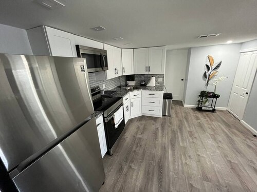 Remodeled 1BR Apartment w/ Queen Bed & Private Parking