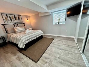 1 dormitorio, tabla de planchar con plancha, wifi y ropa de cama