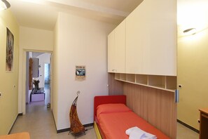 3 makuuhuonetta, tallelokero huoneessa, työpöytä, silitysrauta/-lauta