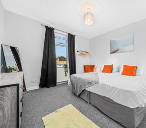 2 bedrooms, iron/ironing board, travel cot, free WiFi - Modern 2 bedroom apartment with shower room (Glasgow)
