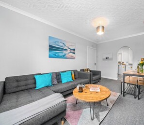 Smart TV - Modern 2 bedroom apartment with shower room (Glasgow)