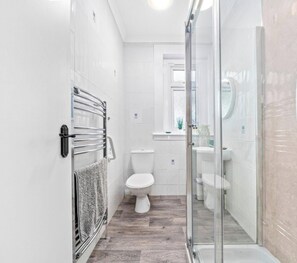 Hair dryer, towels - Modern 2 bedroom apartment with shower room (Glasgow)