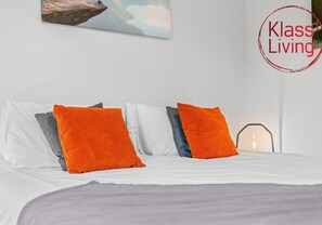 2 bedrooms, iron/ironing board, travel cot, free WiFi - Modern 2 bedroom apartment with shower room (Glasgow)