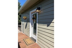 Exterior detail - Light, bright & clean, studio guest suite with private entrance and hot tub! (Redmond)