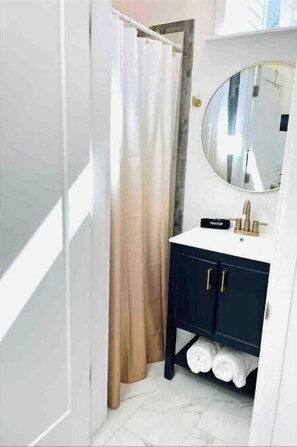 Hair dryer, towels, soap, shampoo - Light, bright & clean, studio guest suite with private entrance and hot tub! (Redmond)