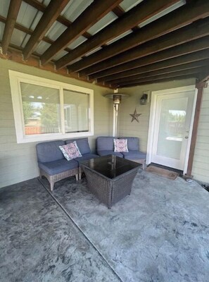 Terrace/patio - Light, bright & clean, studio guest suite with private entrance and hot tub! (Redmond)