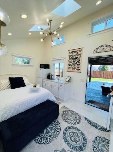 Light, bright & clean, studio guest suite with private entrance and hot tub!